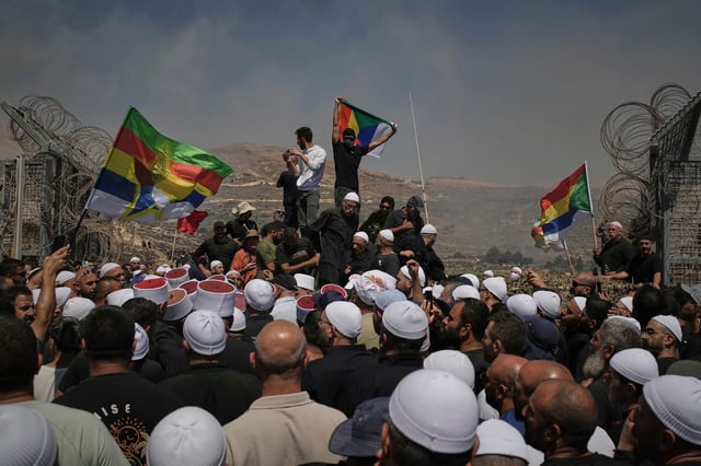Drusen aus Syrien und Israel protestieren an der israelisch-syrischen Grenze in Majdal Shams auf den israelisch kontrollierten Golanhöhen