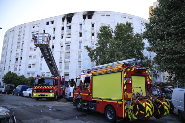 Devant les appartements incendiés à Nice, le 18 juillet 2024.