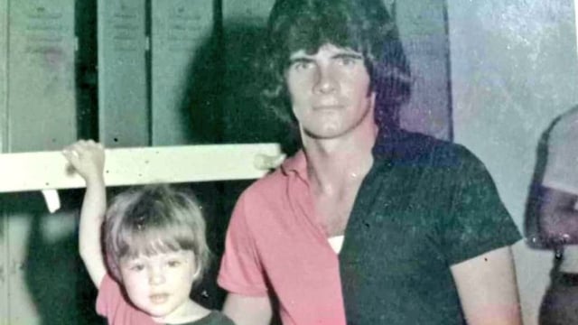 
         Leonardo Ferragut junto al legendario Mario Zanabria cuando fue mascota del equipo campeón de Newell\'s de 1974. Ofrecen recompensa por datos sobre su asesinato.