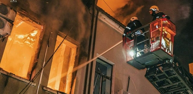 Dans cette photo fournie par les services d'urgenence ukrainiens, des pompiers éteignent un incendie dans un immeuble civile après une frappe russe dans la région de Vinnytsya dans la nuit de 15 au 16 juillet.