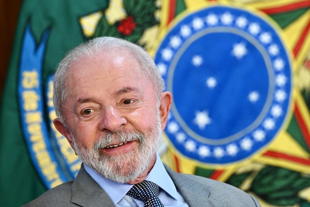 El presidente brasileño, Luiz Inácio Lula da Silva, observa durante el lanzamiento de un programa de apoyo a los taxistas en el Palacio de Planalto, Brasilia, el 14 de julio de 2025