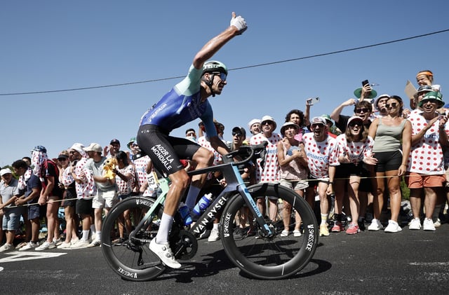 L’équipe Decathlon AG2R La Mondiale de Bruno Armirail en action alors que les spectateurs encouragent pendant l’étape 11.