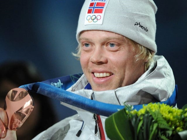 Audun Groenvold sosteniendo su medalla olímpica. Foto: AFP