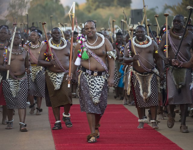 El rey Mswati III lidera una ceremonia tradicional en la localidad de Lobamba