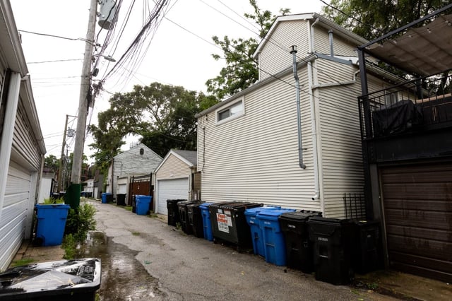 A coach house in the 900 block of North Honore Street on July 16, 2025, in the East Village neighborhood of Chicago. (Dominic Di Palermo/Chicago Tribune)