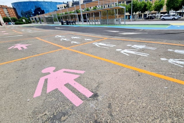 El Ayuntamiento de León habilitó nuevas plazas de estacionamiento pintadas de rosa y con siluetas femeninas, reservadas exclusivamente para mujeres