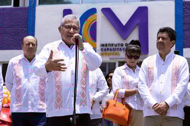 Los Maestros del SNTE son de primera, con su vocación y servicio contribuyen a la construcción del país y sus instituciones, dijo Alfonso Cepeda Salas.