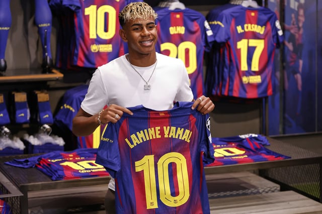 Lamine Yamal, con la emblemática camiseta N° 10 de Barcelona que vestirá por primera vez desde esta temporada
