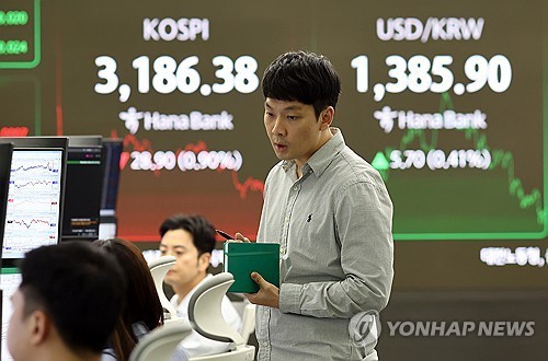 This photo taken on July 16, 2025, shows the dealing room of Hana Bank in central Seoul. (Yonhap)  