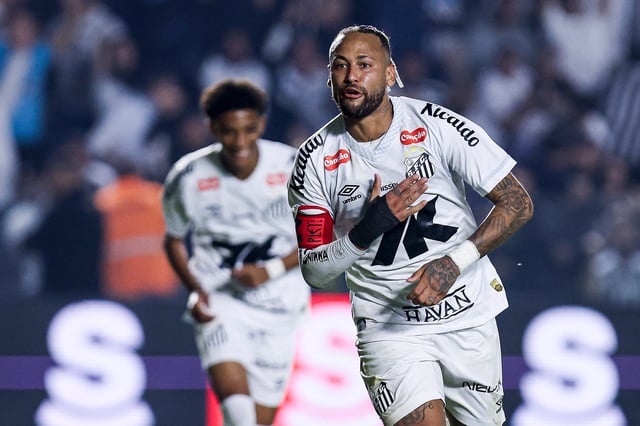 El festejo de Neymar tras anotar el gol de la victoria de Santos sobre Flamengo por el Brasileirao