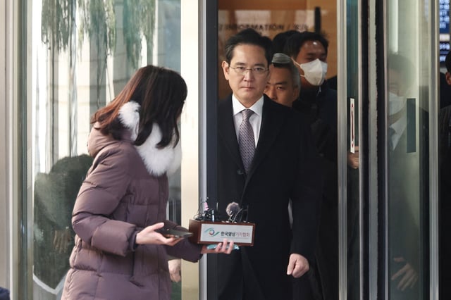 Samsung Electronics Chairman Jay Y. Lee leaves a court in Seoul, South Korea, February 3, 2025.  REUTERS/Kim Hong-Ji/File photo