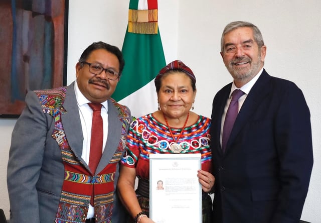 La Premio Nobel de la Paz, Rigoberta Menchú  honra a México al adoptar la ciudadanía por naturalización.