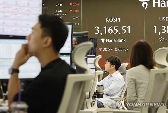 This photo, taken July 17, 2025, shows Hana Bank's dealing room in central Seoul, with the benchmark KOSPI index down 0.65 percent at 3,165.51 at 9:20 a.m. (Yonhap)  