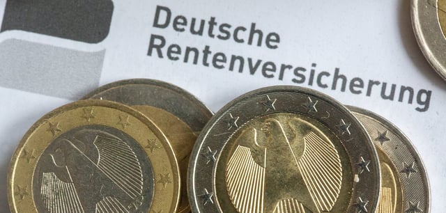 Münzen liegen auf einer Renteninformation der Deutschen Rentenversicherung