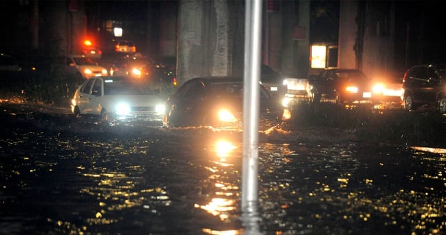 Vehículos varados a causa de una inundación. Imagen ilustrativa. Foto: Luis Carbayo, Cuartoscuro