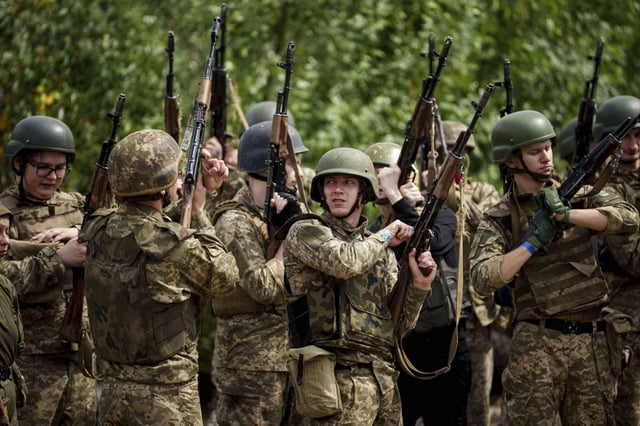 Reclutas militares ucranianos se entrenan en un polígono de la región de Kiev.