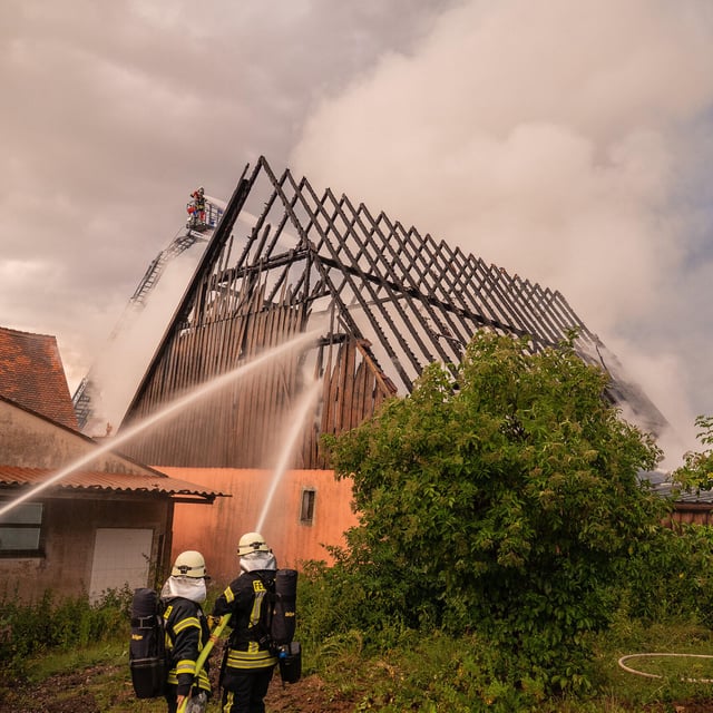 Brand nach Blitzeinschlag im Landkreis Ansbach: Scheune brennt komplett nieder