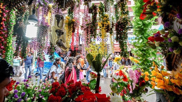 Artificial flowers on sale in Dadar (Kunal Patil/HT Photo)