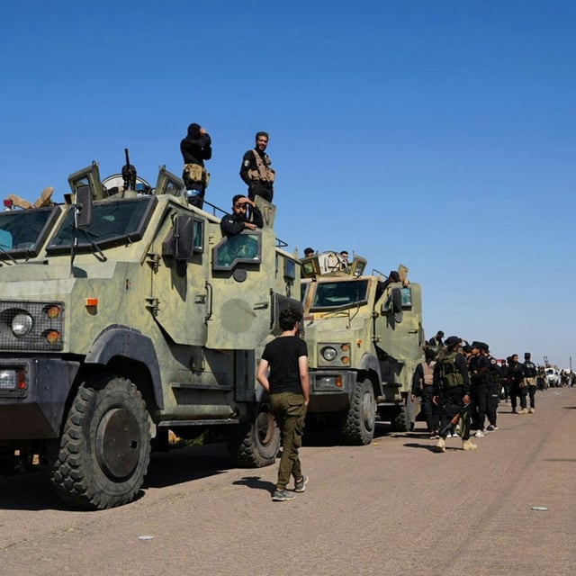 Sicherheitskräfte der syrischen Regierung versammeln sich am Rande der Provinz Suwaida, wo es zu Zusammenstößen bewaffneter Gruppen gekommen ist.