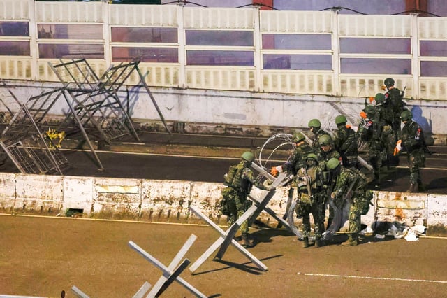Soldiers set up barricades to block a bridge connecting New Taipei with Taiwan's capital Taipei during the annual Han Kuang military exercises in Taipei, Taiwan July 15, 2025. REUTERS/Ann Wang