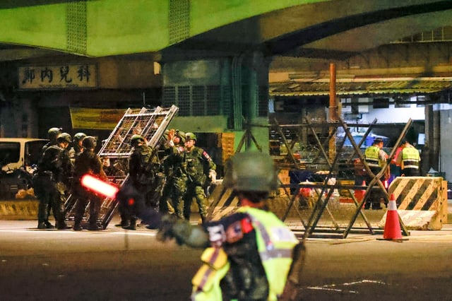 Soldiers set up barricades to block a bridge connecting New Taipei with Taiwan's capital Taipei during the annual Han Kuang military exercises in Taipei, Taiwan July 15, 2025. REUTERS/Ann Wang