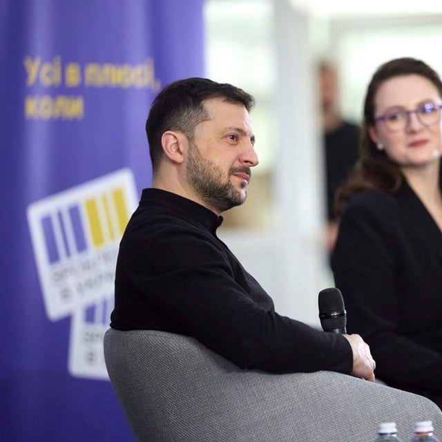 Der ukrainische Präsident Wolodymyr Selenskyj (links) und Premierministerin Julia Swyrydenko bei einem Treffen mit Wirtschaftsführern und Herstellern 