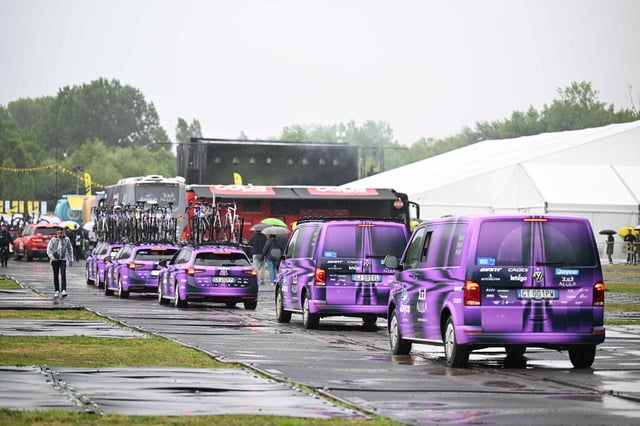 La formation Jayco-AlUla a perdu l’un de ses coureurs.