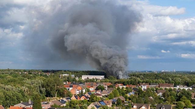 L’incendie s’est déclaré en fin d’après-midi, mercredi 16 juillet, sur le site du festival à Boom, une commune Boom de la région flamande.