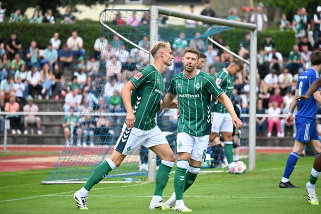Mitchell Weiser (r.) fehlt Werder Bremen lange.