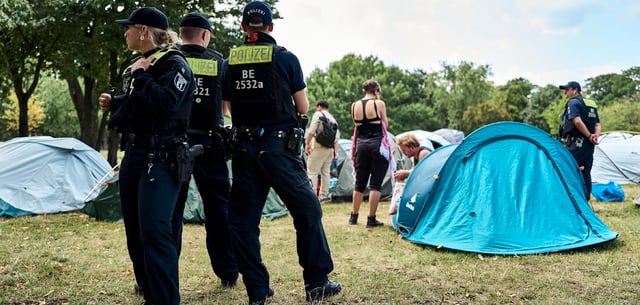 Unter polizeilicher Kontrolle protestieren Aktivisten seit Wochen nahe dem Kanzleramt gegen den israelischen Militäreinsatz im Gazastreifen