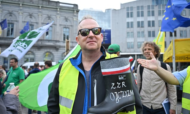 Des agriculteurs de différents pays européens se rassemblent devant le Parlement européen pour protester contre le budget 2028-2034 de la politique agricole commune (PAC), à Bruxelles, en Belgique, le 16 juillet 2025.