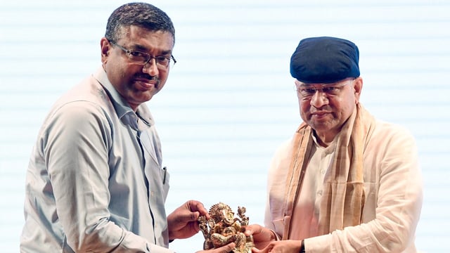 Ashwini Vaishnaw is being felicitated by the Secretary, Ministry of Electronics and Information Technology, S Krishnan, during CSC Diwas 2025 Celebration.