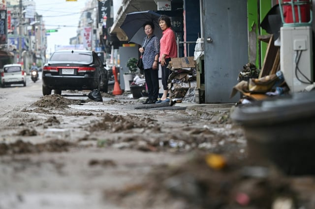 In Südkorea sind mindestens drei Menschen durch Starkregen und Überschwemmungen ums Leben gekommen. Mehr als tausend Menschen mussten sich vor den Wassermassen in Sicherheit bringen und ihre Häuser und Wohnungen verlassen.