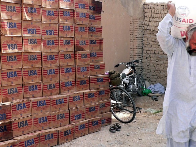 Afghanen erhalten USAID-Hilfsgüter (Archivbild)