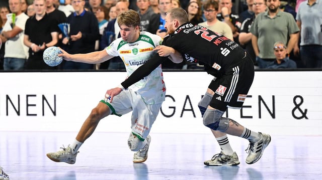 Andri Mar Runarsson 4, SC DHfK Leipzig und Antonio Metzner 27, HC Erlangen HCE