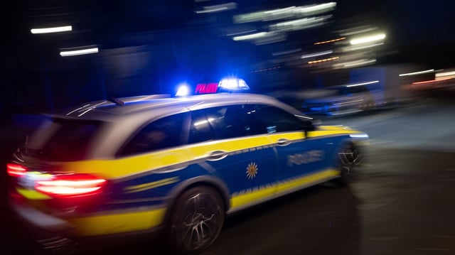 Die Berliner Polizei rast zu einem Einsatz. (Symbolbild)