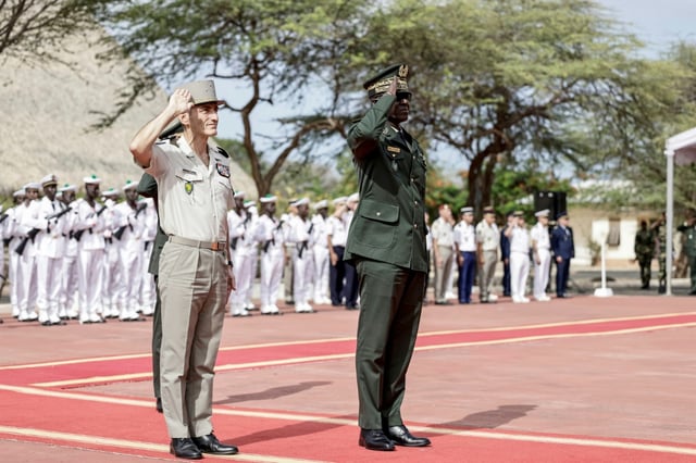 Mit der symbolischen Übergabe der letzten beiden französischen Militärstützpunkte an Senegal hat Frankreich seine jahrzehntelange militärische Präsenz in West- und Zentralafrika beendet.