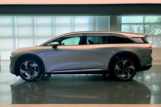Lucid’s Gravity electric SUV is seen in a preview at Lucid’s headquarters in Newark, California, U.S. November 3, 2023.  REUTERS/Abhirup Roy/File Photo