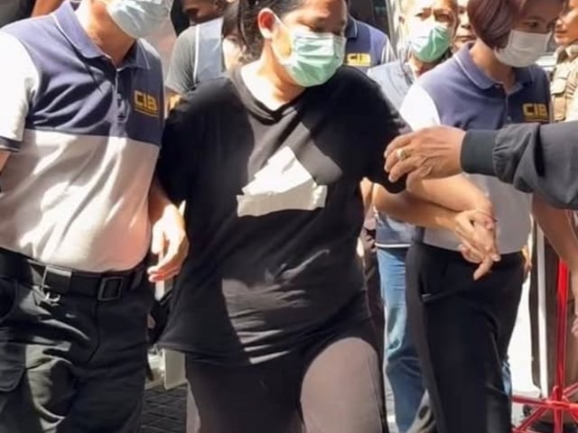La Sra. Wilawan o Sika Golf fue llevada a la División de Represión del Delito para interrogarla. Foto: Facebook Stay in Thailand