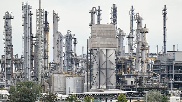 Produktionsanlagen stehen auf dem Werksgelände des Chemiekonzerns BASF.