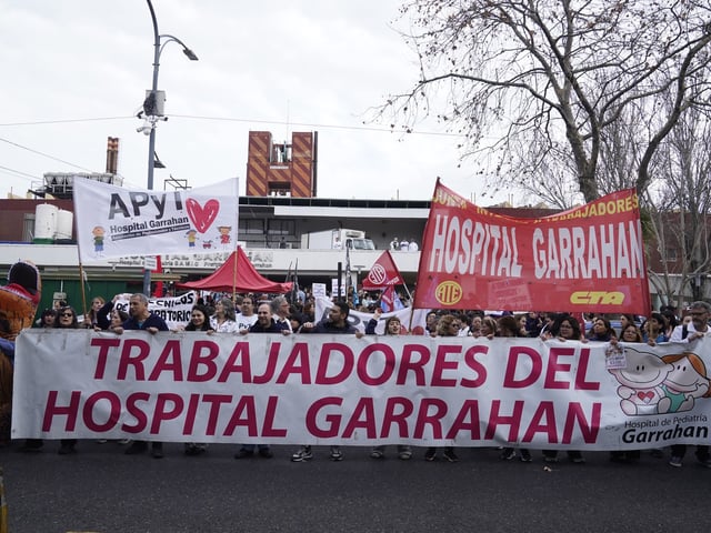 Protesta y abrazo simbólico al hospital Garrahan. 10.07.2025 Foto Maxi Failla. - FTP CLARIN _MAX4318.jpg Z Failla