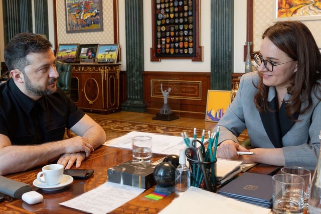 En esta fotografía, tomada y difundida por el Servicio de Prensa Presidencial de Ucrania el 14 de julio de 2025, el presidente de Ucrania, Volodimir Zelensky, asiste a una reunión con la viceprimera ministra de Ucrania, Yuliia Svyrydenko, en Kiev