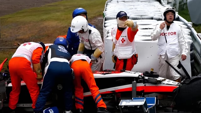 Médicos y rescatistas socorren al piloto de Fórmula 1 Jules Bianchi momentos después de su accidente en el GP de Japón.