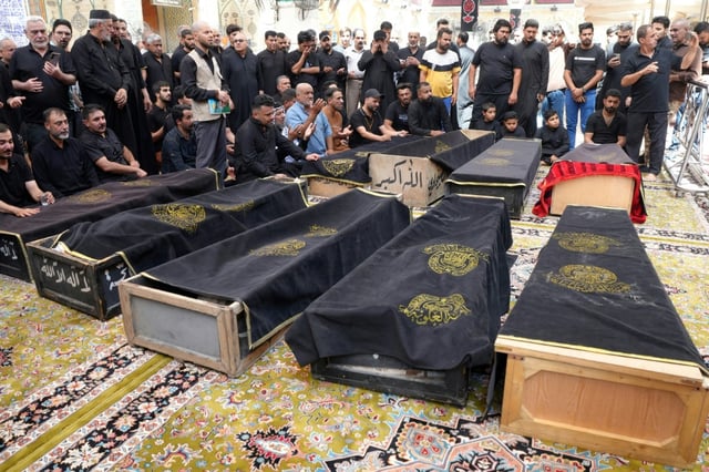 Les victimes d'un incendie dans un centre commercial à Kut, au sanctuaire de l'Imam Ali dans la ville sainte de Najaf, au centre de l'Irak, le 17 juillet 2025