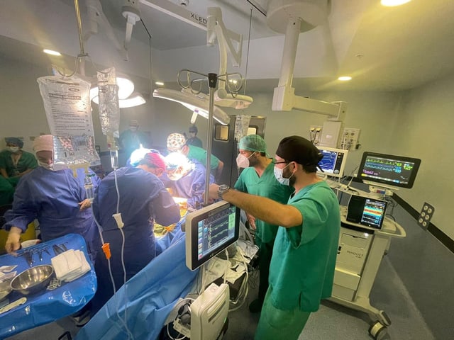 Cirugía de trasplante de un órgano en un hospital valenciano.