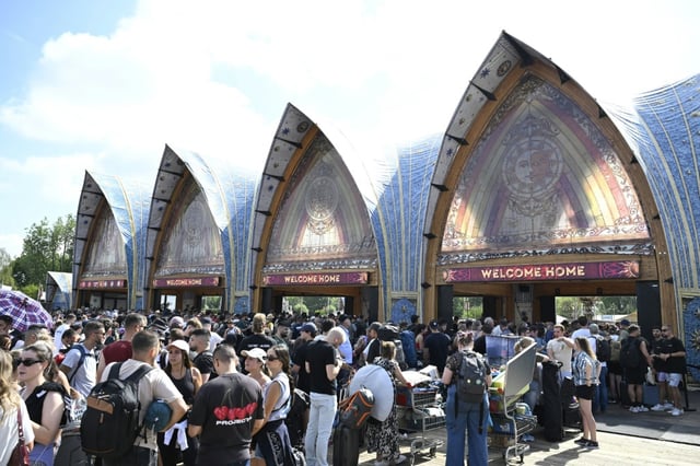 Des personnes font la queue pour entrer au camping DreamVille du festival de musique électronique Tomorrowland, au lendemain de la destruction de sa scène principale par un incendie, le 17 juillet 2025 à Boom, en Belgique