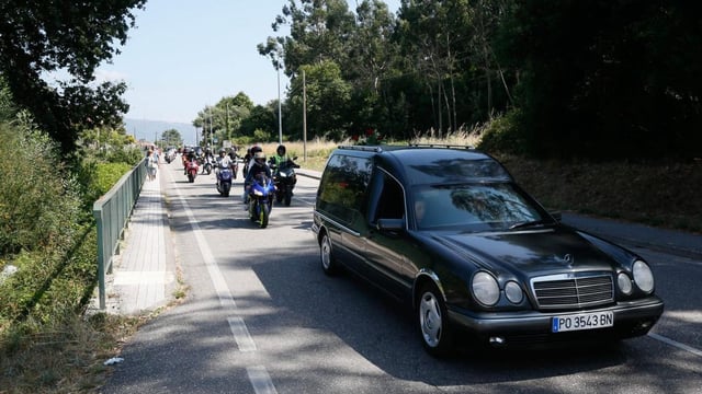 Una gran comitiva acompañó en su funeral al joven motorista de O Rosal fallecido el martes en un accidente de tráfico