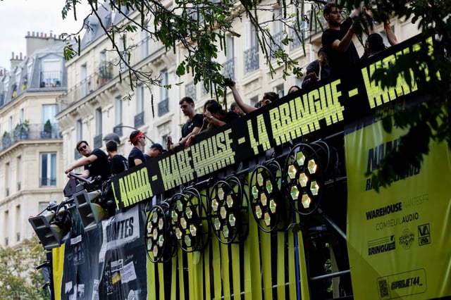 Un DJ sur le char du collectif de musique techno Warehouse La Bringue lors la 25e Techno Parade annuelle à Paris, le 23 septembre 2023