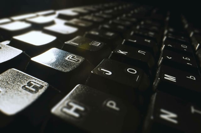 Eine schwarze russische und englische Tastatur