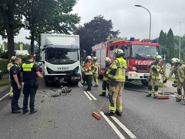 Der Lkw mit beschädigter Front steht am Unfallort. Der Fahrer erlitt einen Schock.